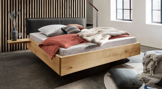 Massivholzbett mit Boxspring Inlay und Matratze Massivholzbett mit Boxspring Inlay und Matratze